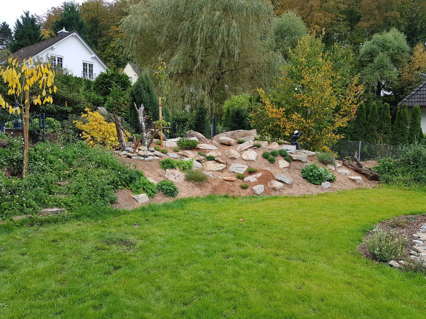 Bepflanzter Wall an der Grundstücksgrenze