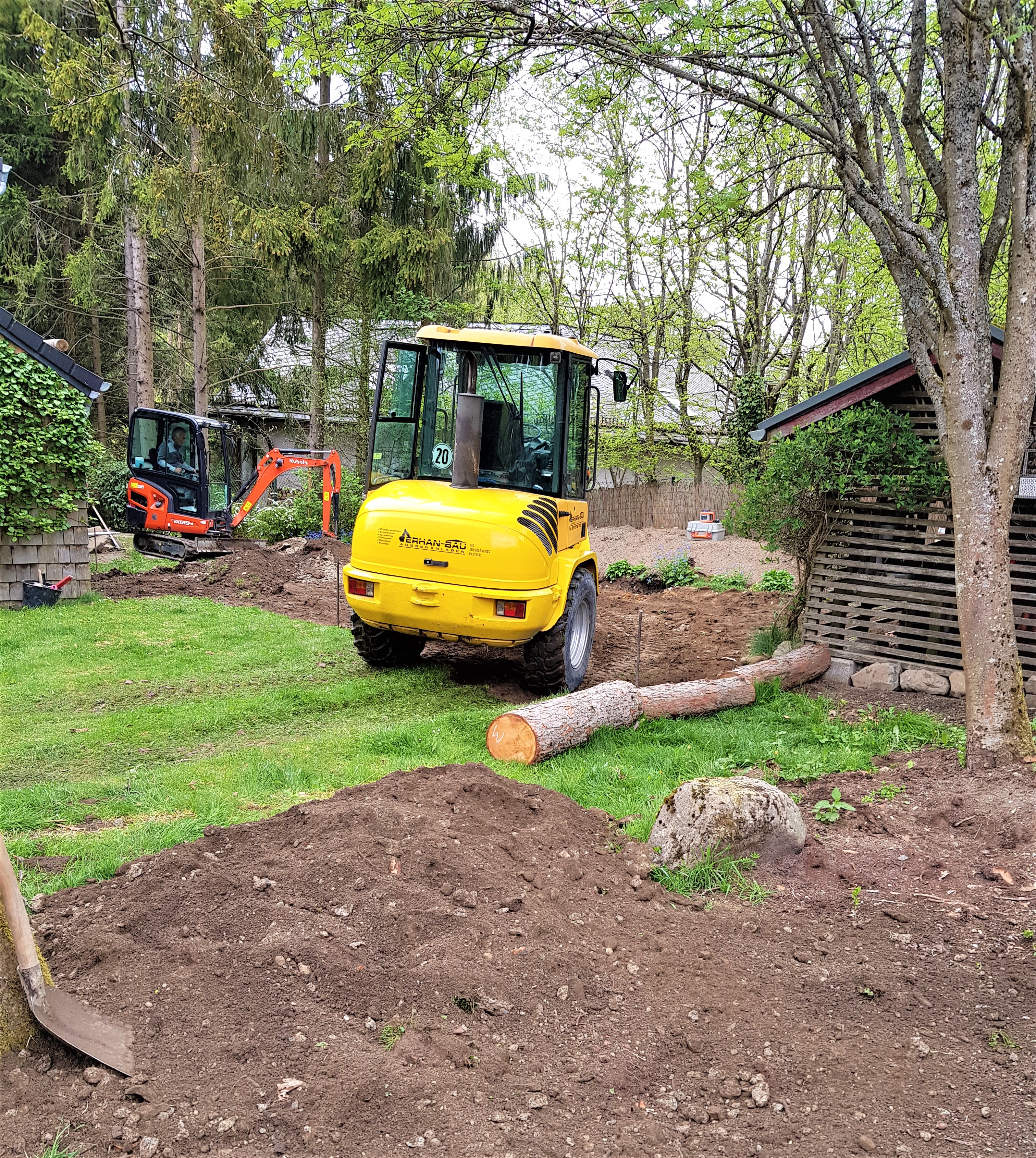 ud2 Waldlichtung Blumenschotterrasen entsteht